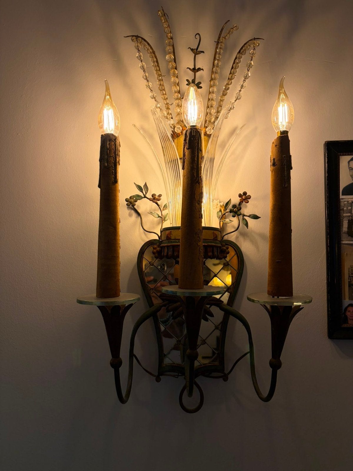 Vintage Maison Baguès Stijl Gilt Iron & Crystal Wandlamp, Antiek en Kunst, Antiek | Lampen, Ophalen of Verzenden