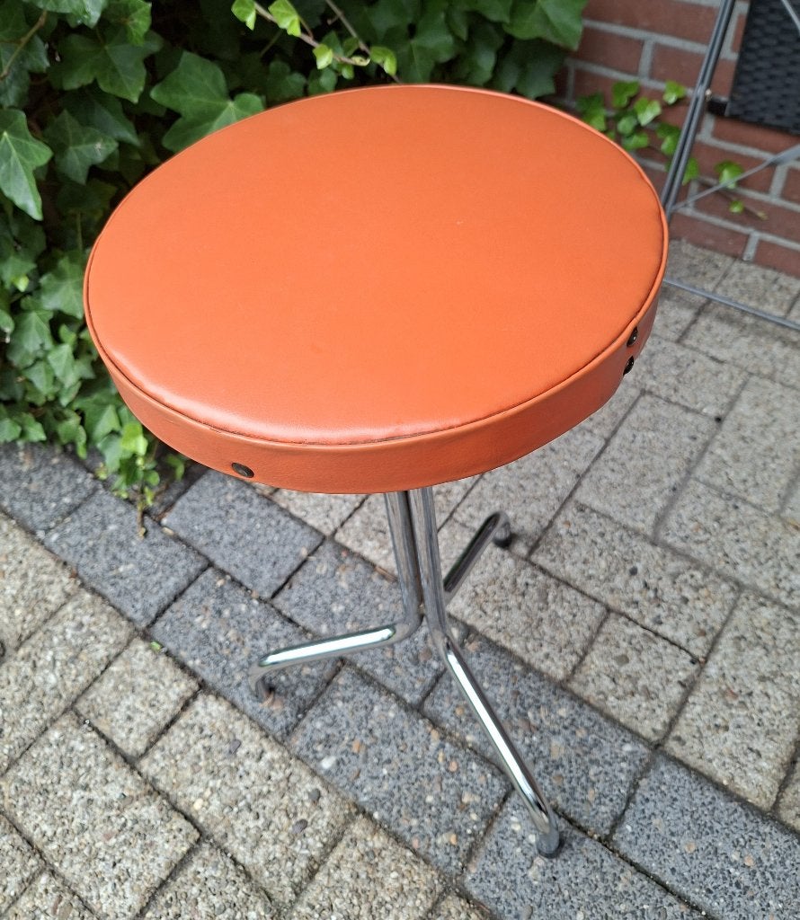 oranje  kruk -vintage driepoot -chroom/oranje  skai zitting, Ophalen, Gebruikt, Overige materialen
