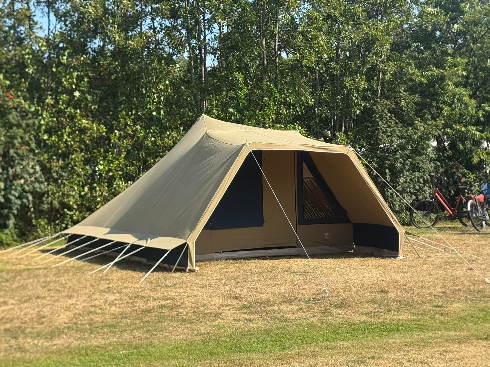 Compleet ingerichte 6-persoons tent op jouw campingplek?, Ophalen, Zo goed als nieuw