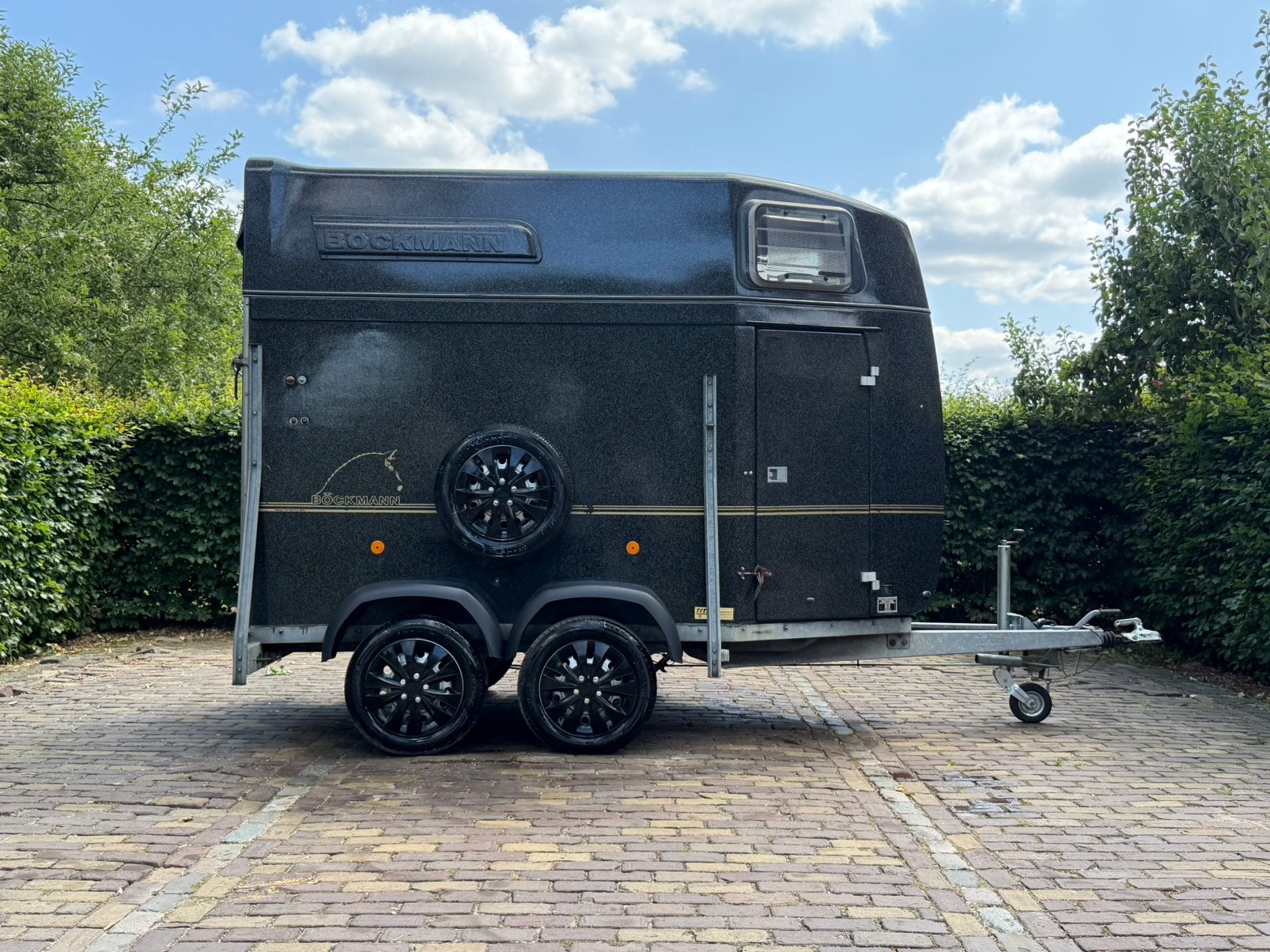 Leuke 1.5 paards bockmann met aluminium bodem en zadelkamer, Ophalen, Aluminium, Zo goed als nieuw, Info@ttpaardentrailers.nl