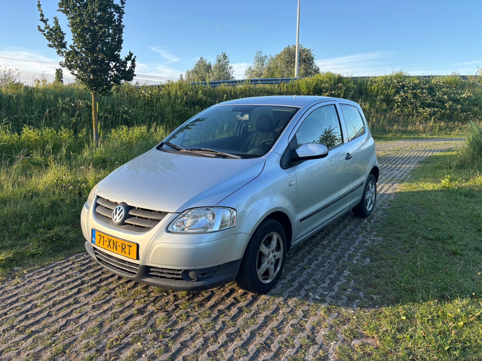 Volkswagen Fox 1.4 55KW 2007 Grijs, Auto's, Voorwielaandrijving, 4 stoelen, Origineel Nederlands, Handgeschakeld