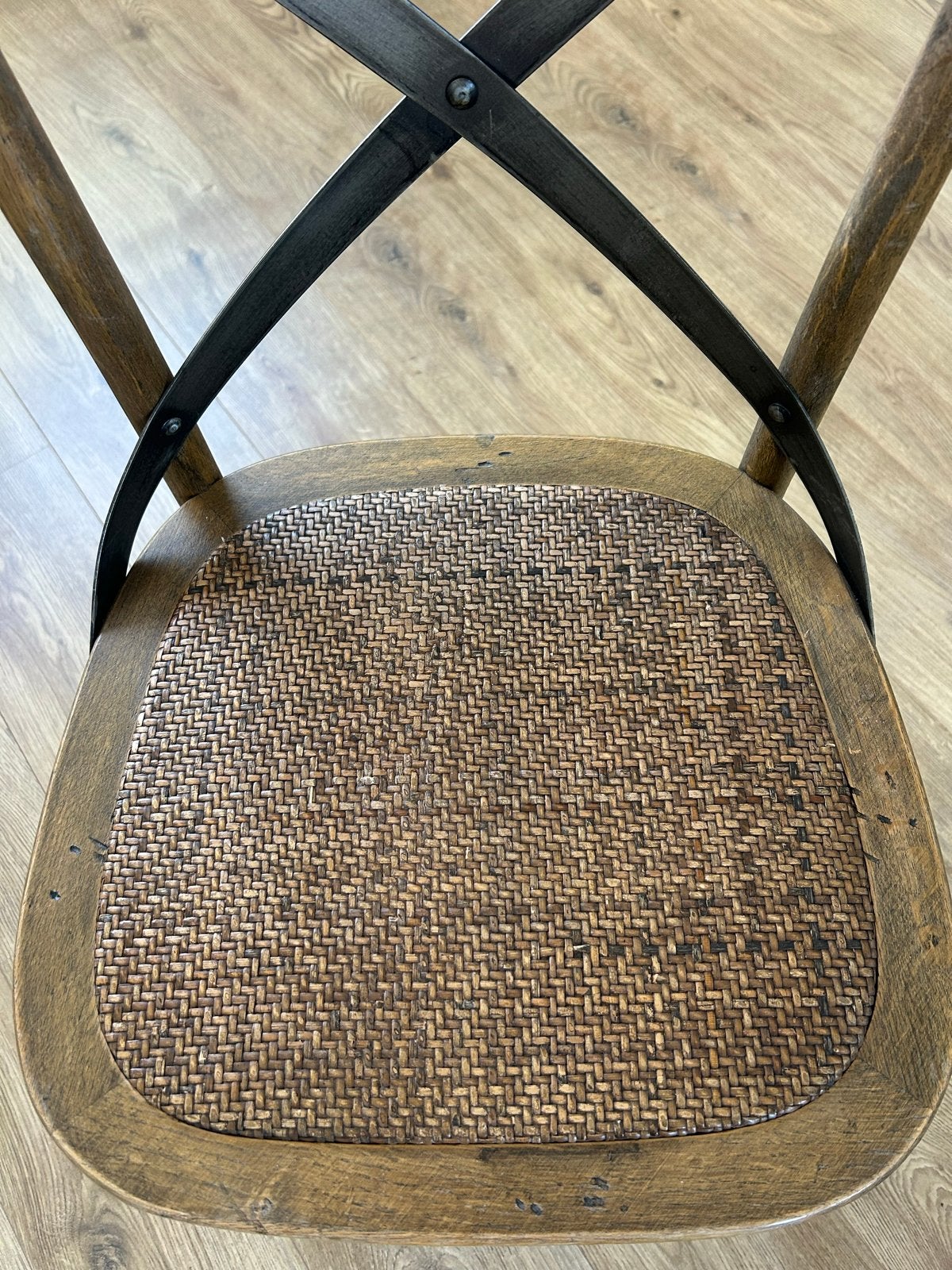 Vintage houten stoel met rotan zitting en metalen kruis, Ophalen of Verzenden