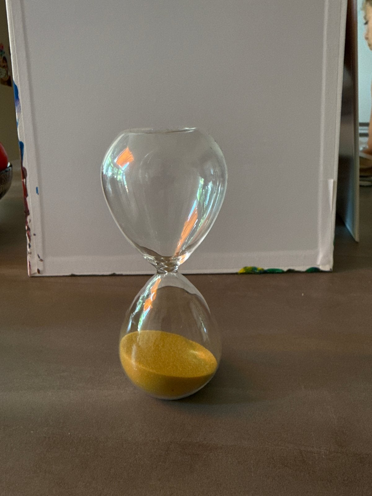 Glazen zandloper met geel zand, Huis en Inrichting, Woonaccessoires | Overige, Ophalen, Zo goed als nieuw, Modern, Glas
