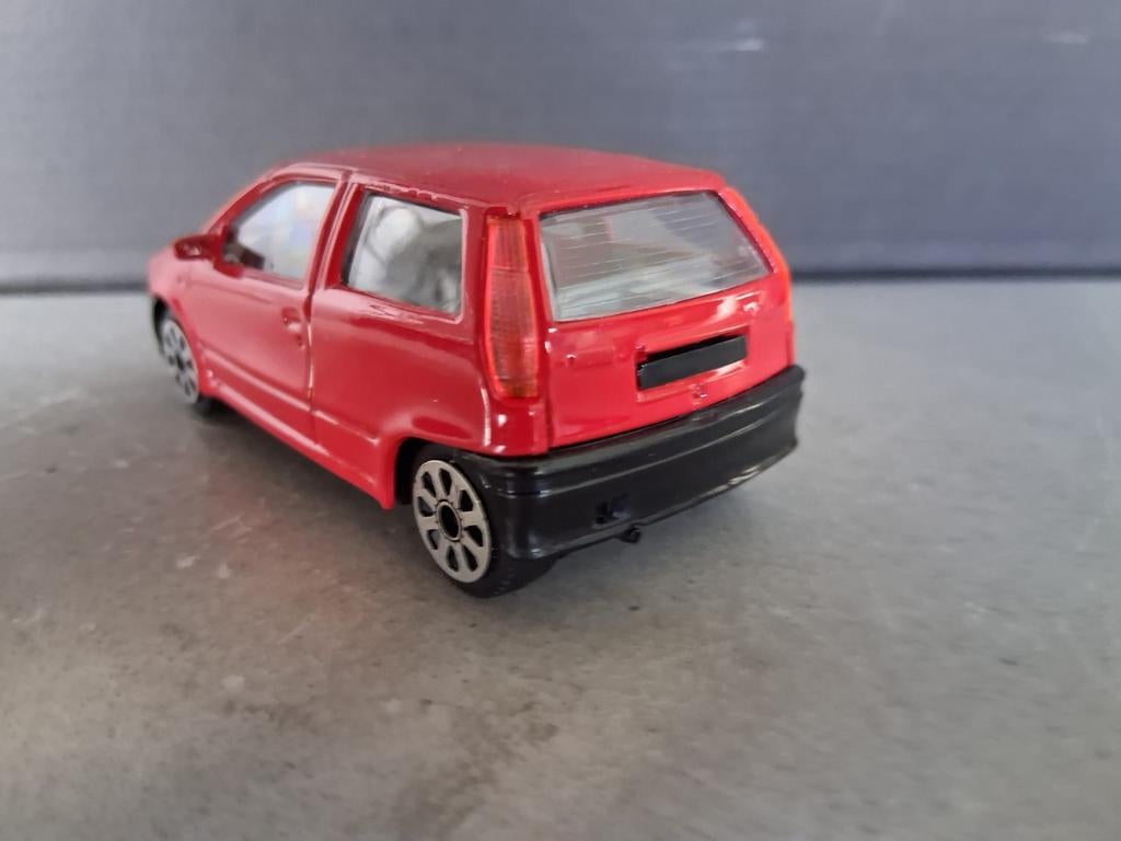 Rode Fiat Punto modelauto - Zo goed als nieuw, Hobby en Vrije tijd, Modelauto's | 1:43, Ophalen of Verzenden, Zo goed als nieuw