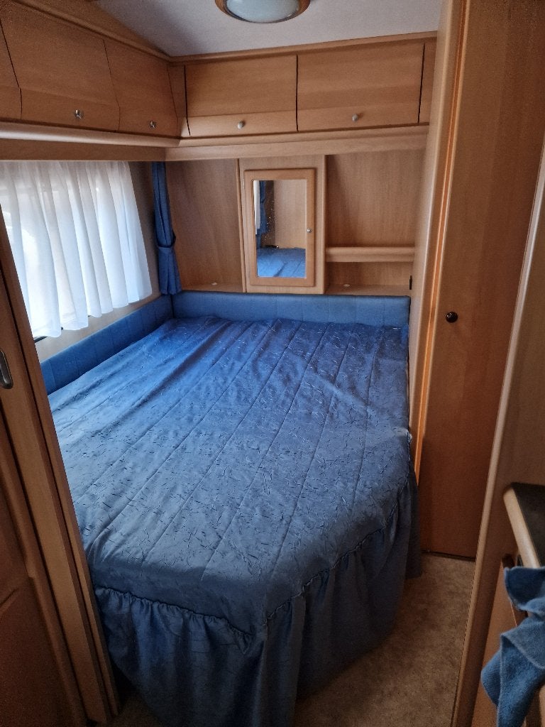 Rheingold Luxus 555 – Unieke Duitse kwaliteitscaravan, Caravans en Kamperen, Overige merken, Rondzit, Bedrijf, Vast bed