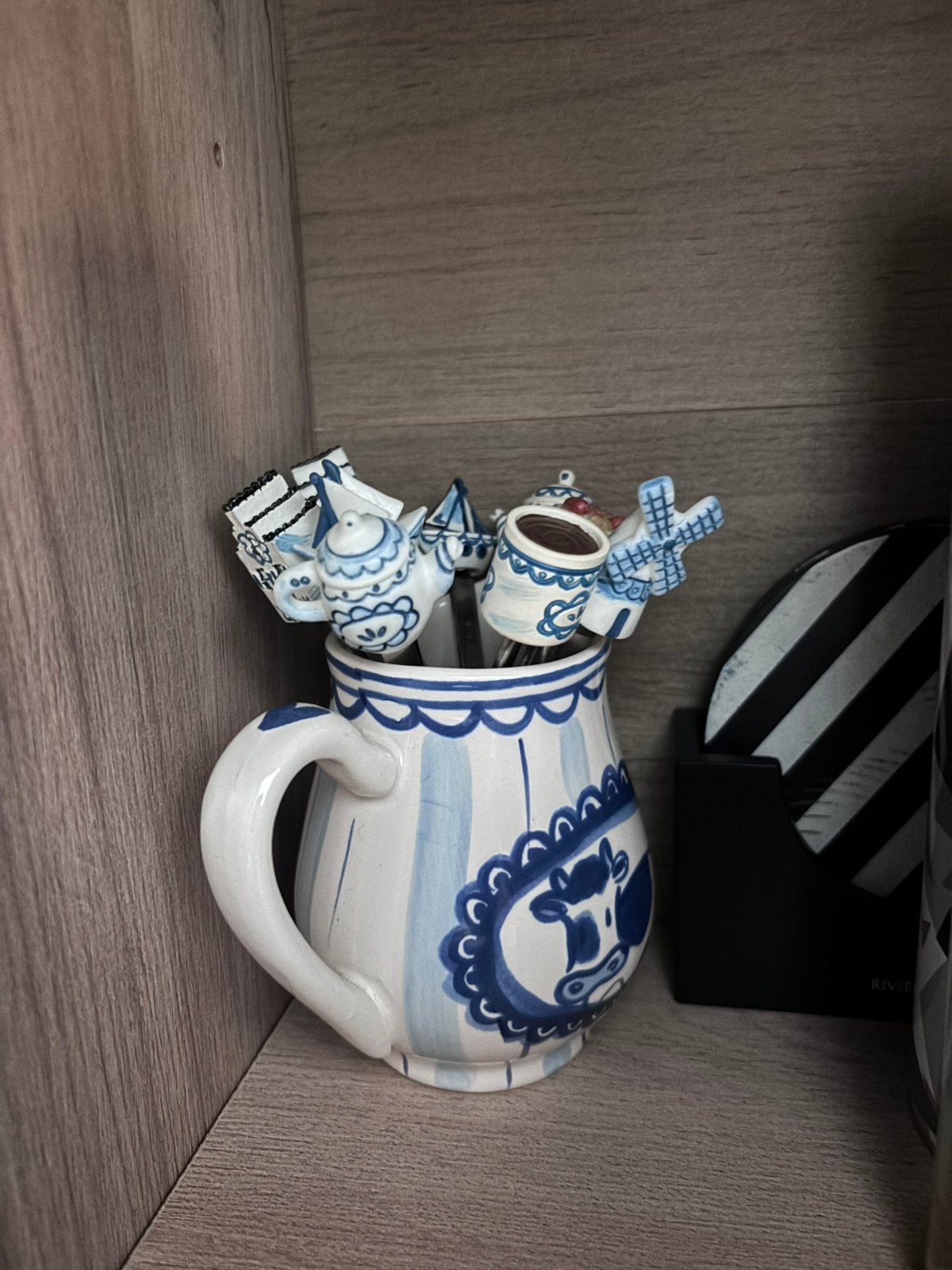 Delfts blond melkkannetje met lepels., Ophalen