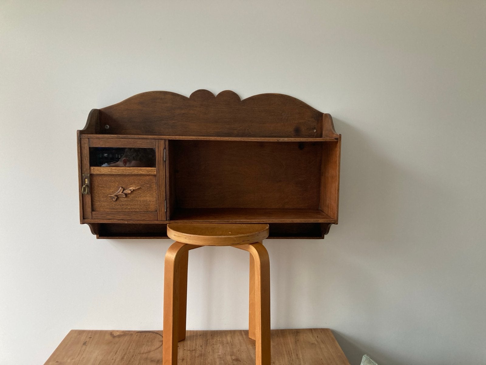 Vintage houten wandkastje met deurtje en open vak, Ophalen, Gebruikt, Minder dan 150 cm, Minder dan 25 cm