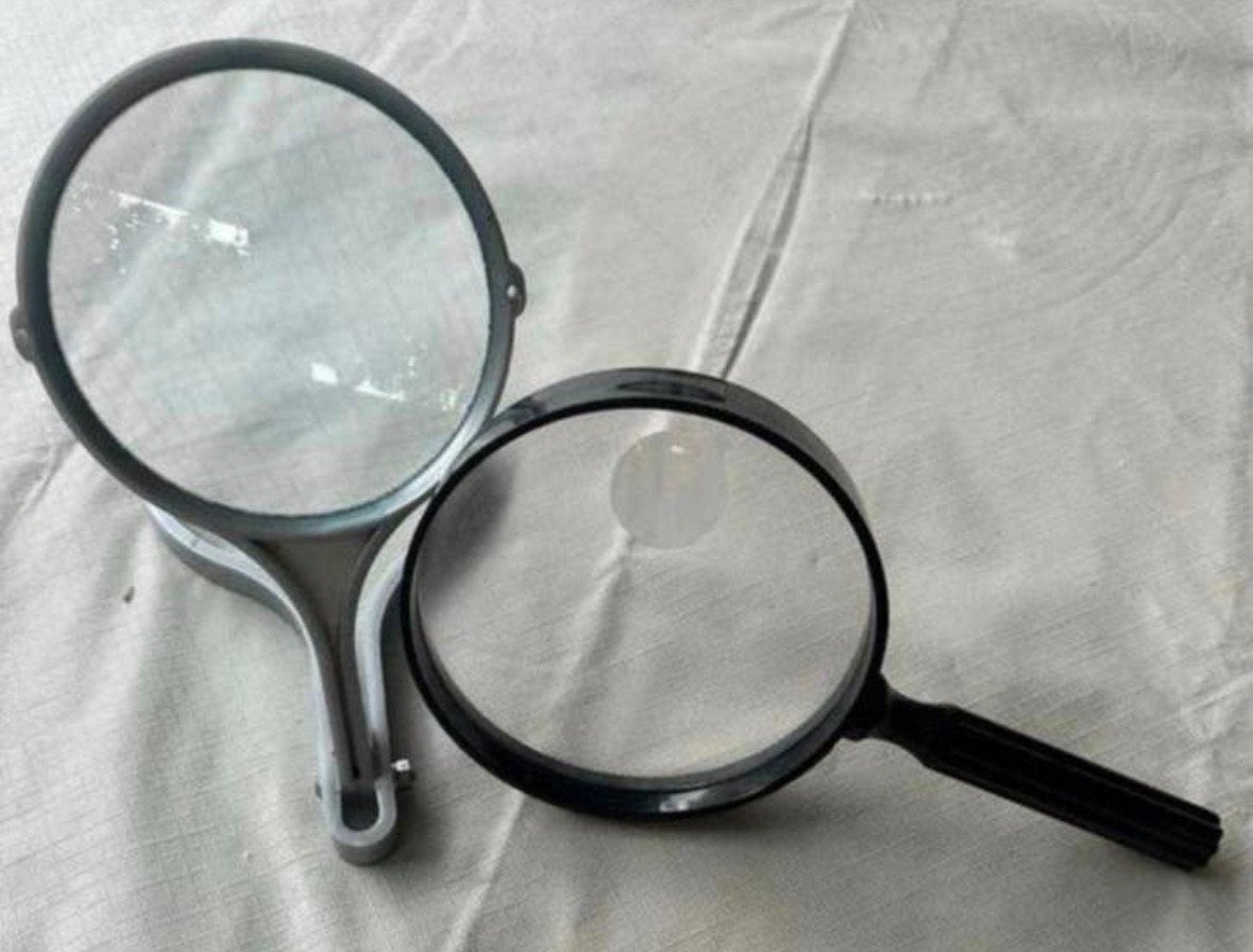Twee vergrootglazen een met steun en een met standaard kan, Ophalen of Verzenden, Gebruikt, Vergrootglas of Loep