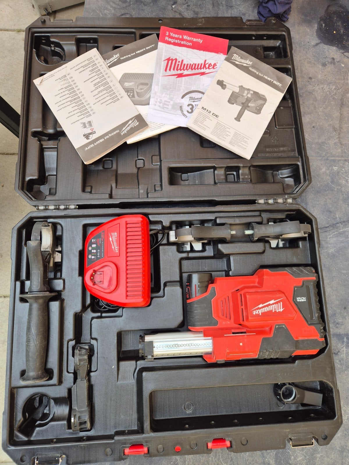 Milwaukee M12 DE Boorstofafzuiging met Lader en Koffer, Ophalen of Verzenden, Zo goed als nieuw, Minder dan 400 watt, Overige typen
