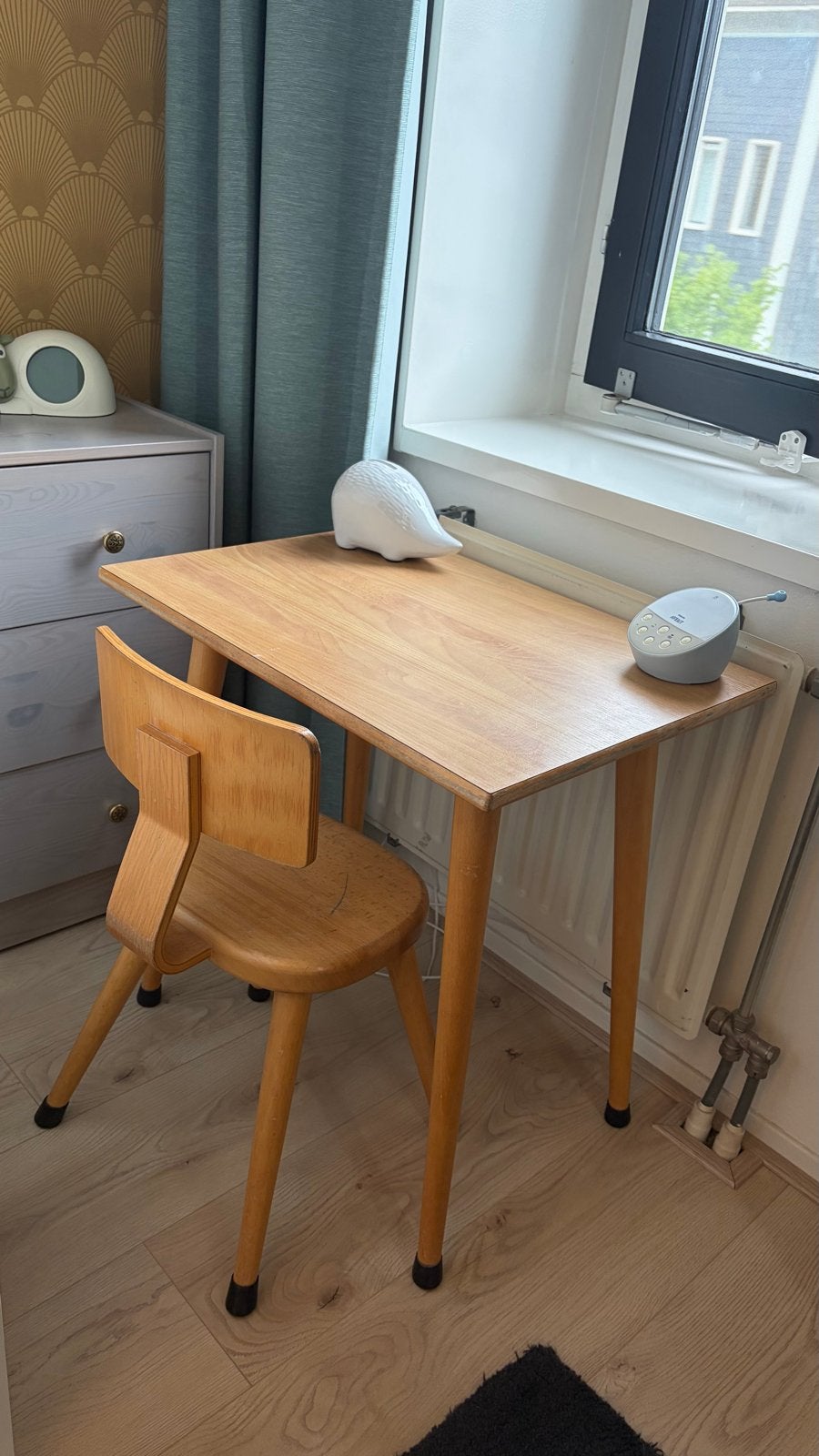 Kleuterbureau met stoel - vintage, gebruikt maar oerdegelijk, Kinderen en Baby's, Kinderkamer | Tafels en Stoelen, Ophalen, Gebruikt