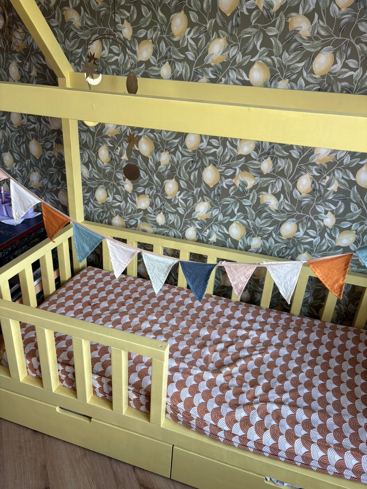 Manowoods Houtvankind bedhuis, Ophalen, 70 tot 85 cm, Zo goed als nieuw, Matras
