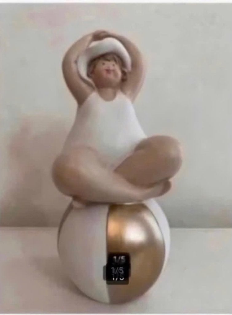 Prachtig beeld dikke dame op bal, polyresin, 20 cm, Ophalen of Verzenden, Zo goed als nieuw, Mens