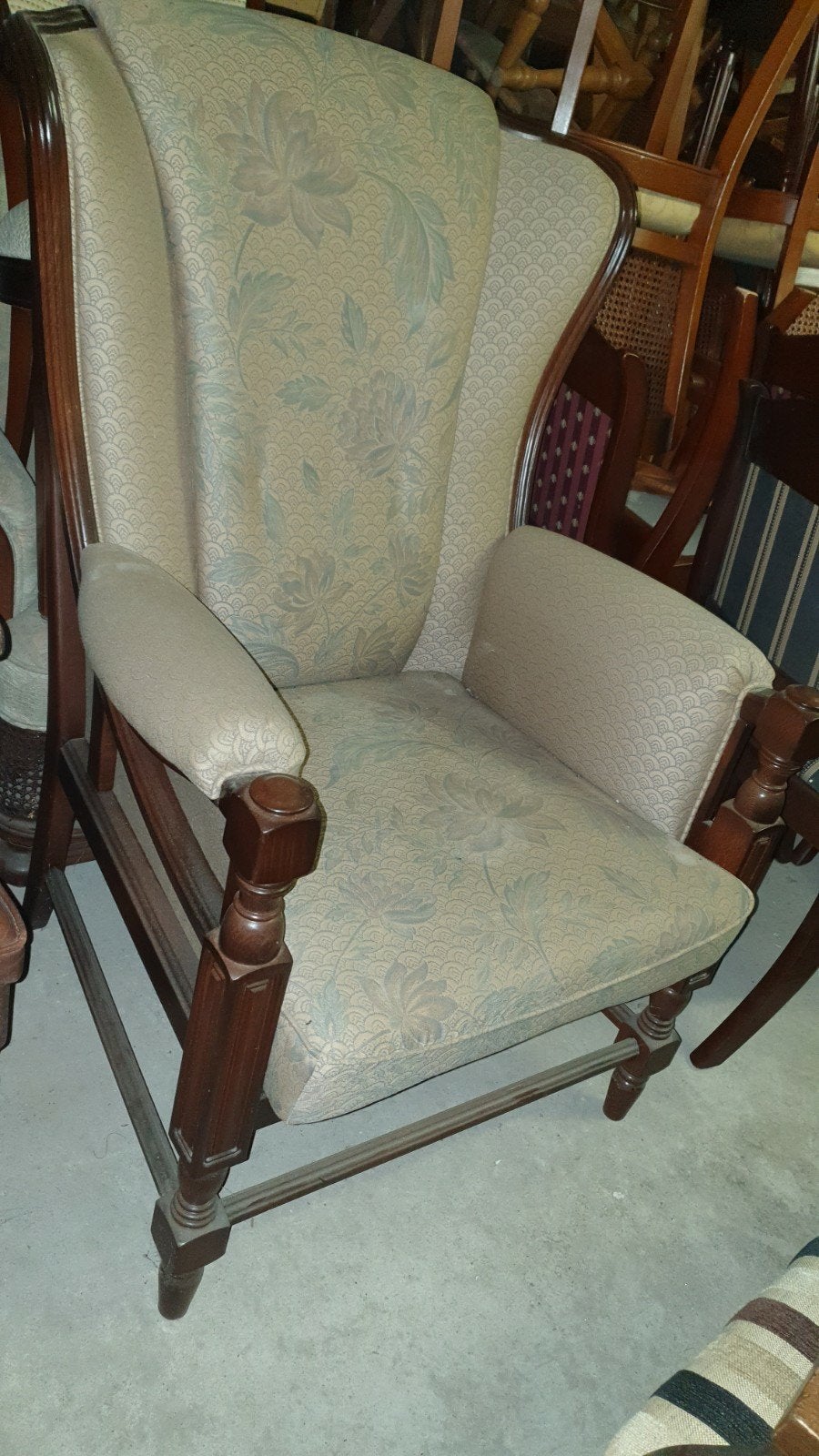 Vintage fauteuil met houten frame en bloemenstof, Huis en Inrichting, Fauteuils, Ophalen, Hout, Gebruikt, 75 tot 100 cm