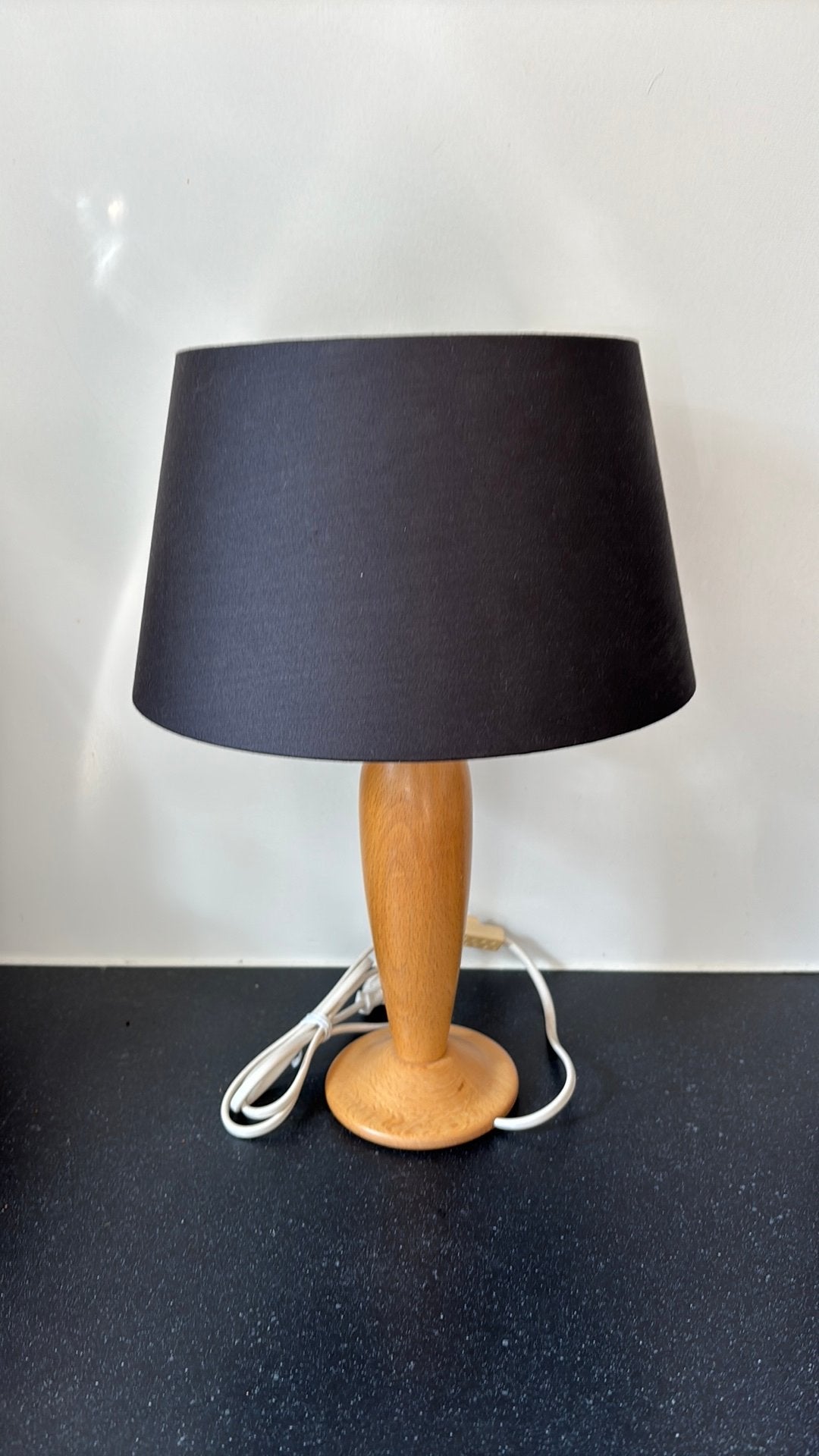 Houten tafellamp met mat zwarte kap., Huis en Inrichting, Scandinavisch, Overige merken, Met kap, Zwart