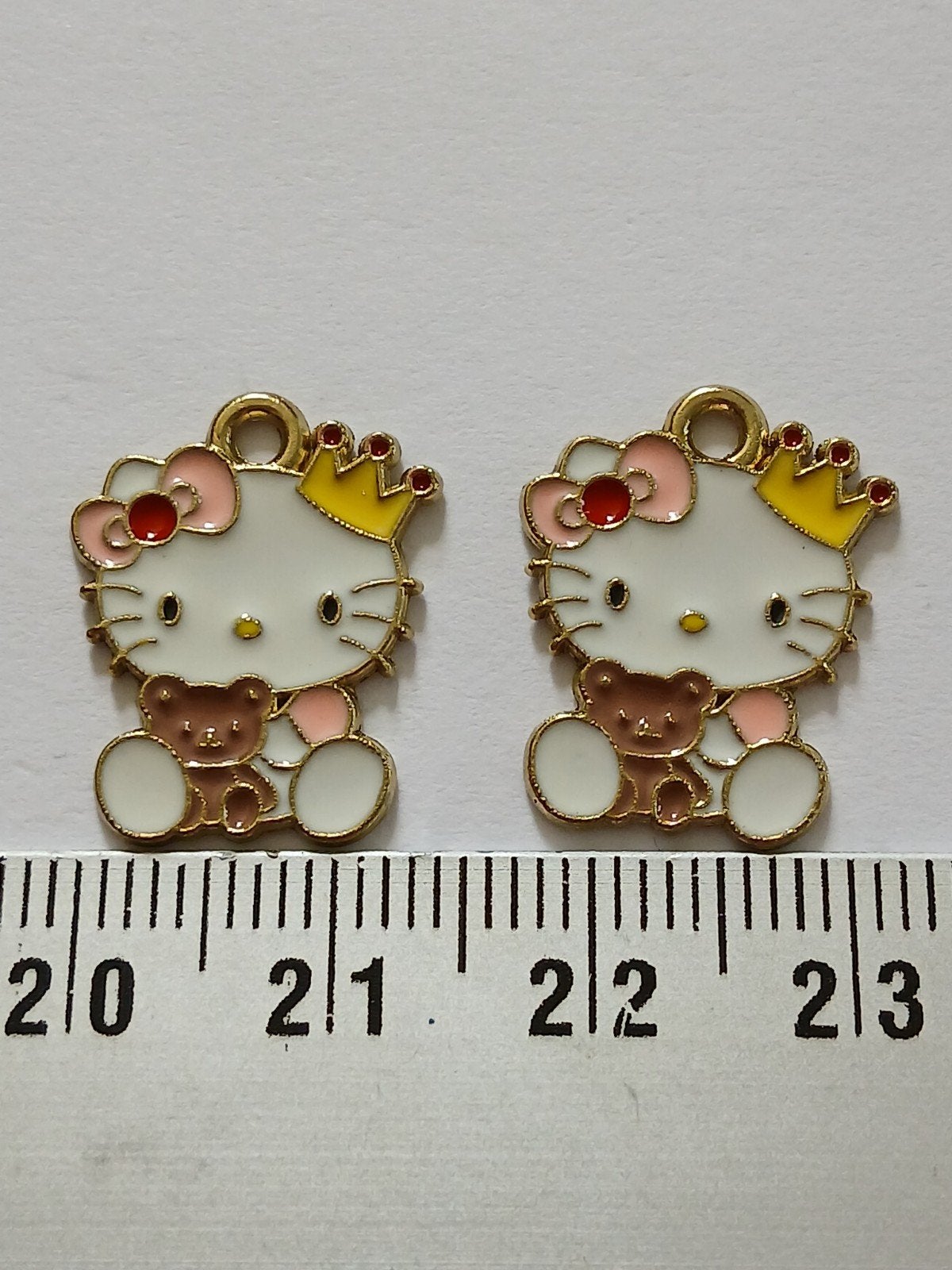 217. 2 Hello Kitty Bedels - Goudkleurig met Kroon en Beer, Ophalen of Verzenden, Nieuw, Bedel