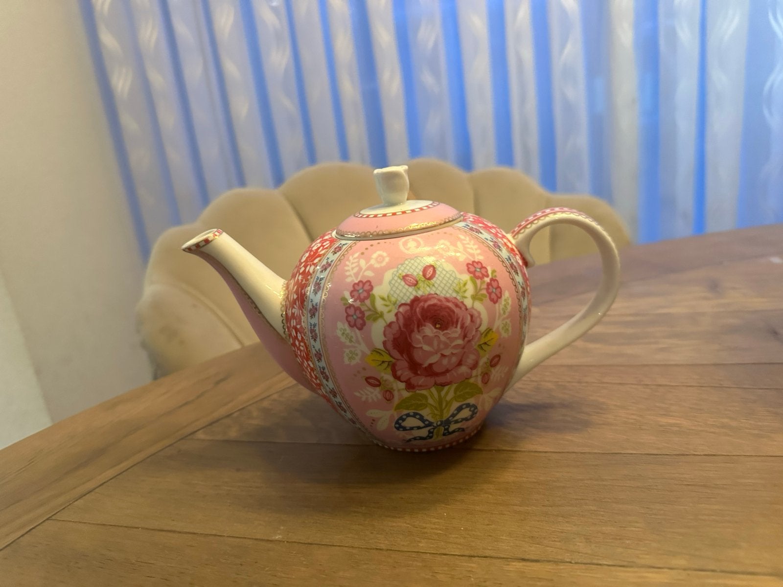 Prachtige roze Pio theepot met bloemmotief, Theepot/fluitketel, Ophalen of Verzenden, Zo goed als nieuw, Roze