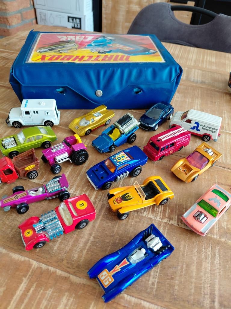 Matchbox auto's met koffertje, Hobby en Vrije tijd, Overige merken, Gebruikt, 1:50 of kleiner, Auto
