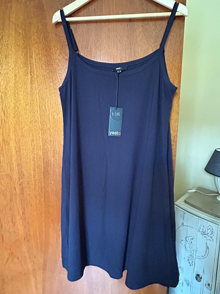 Yesta tuniek met spaghettibandjes mt 0 (46), Kleding | Dames, Grote Maten, Ophalen of Verzenden, Zo goed als nieuw, Zwart, Blouse of Tuniek