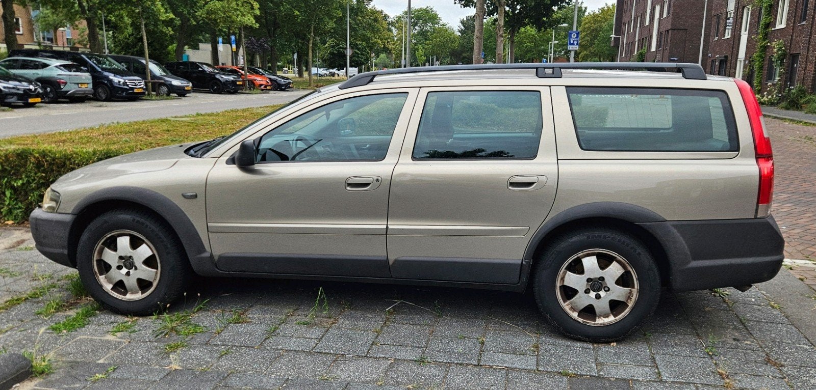 Volvo V70 2.4 T XC 4WD AUT 2001 Grijs LPG G3, Auto's, Volvo, Automaat, 1800 kg, Zwart, 1712 kg