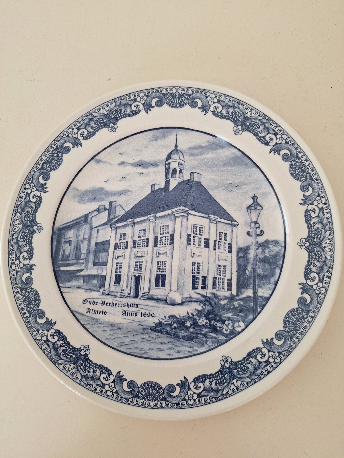Vintage bord met afbeelding oude verkeershuis Almelo., Ophalen