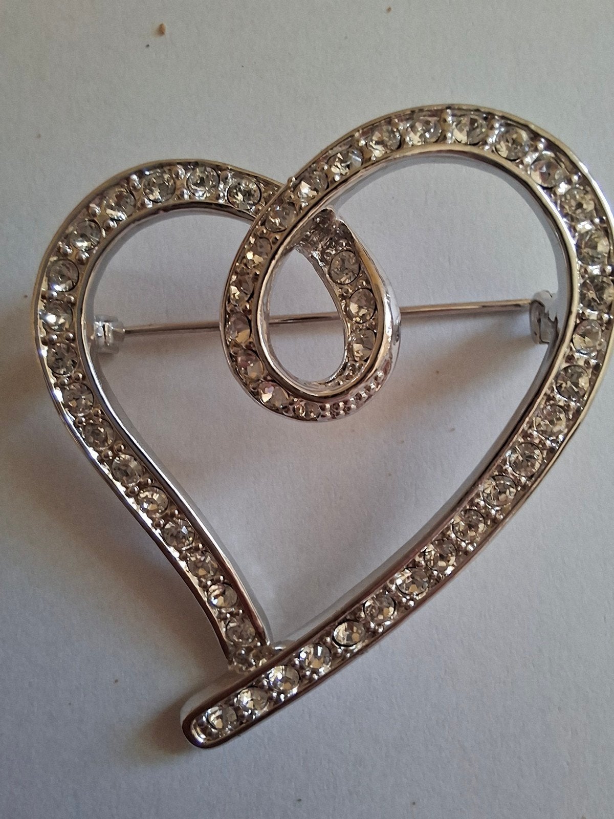 Hartvormige Broche met Strass Steentjes, Overige materialen, 4 tot 7 cm, Ophalen of Verzenden, Zo goed als nieuw