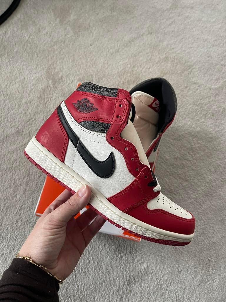 Jordan 1 Retro High OG Chicago Lost and Found, Ophalen of Verzenden, Nieuw, Rood, Sneakers of Gympen