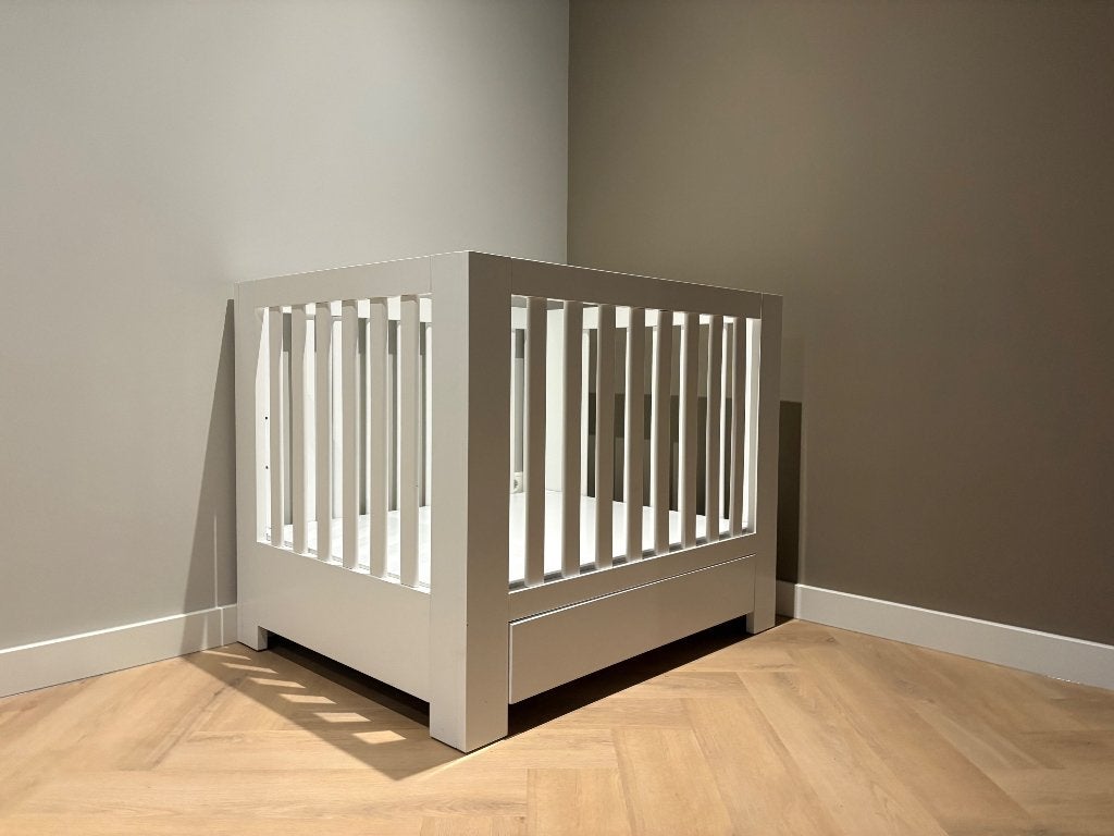 Witte box met lade (Kidsmill Alaska), Kinderen en Baby's, Boxen, Ophalen, Gebruikt, Vierkant, In hoogte verstelbaar