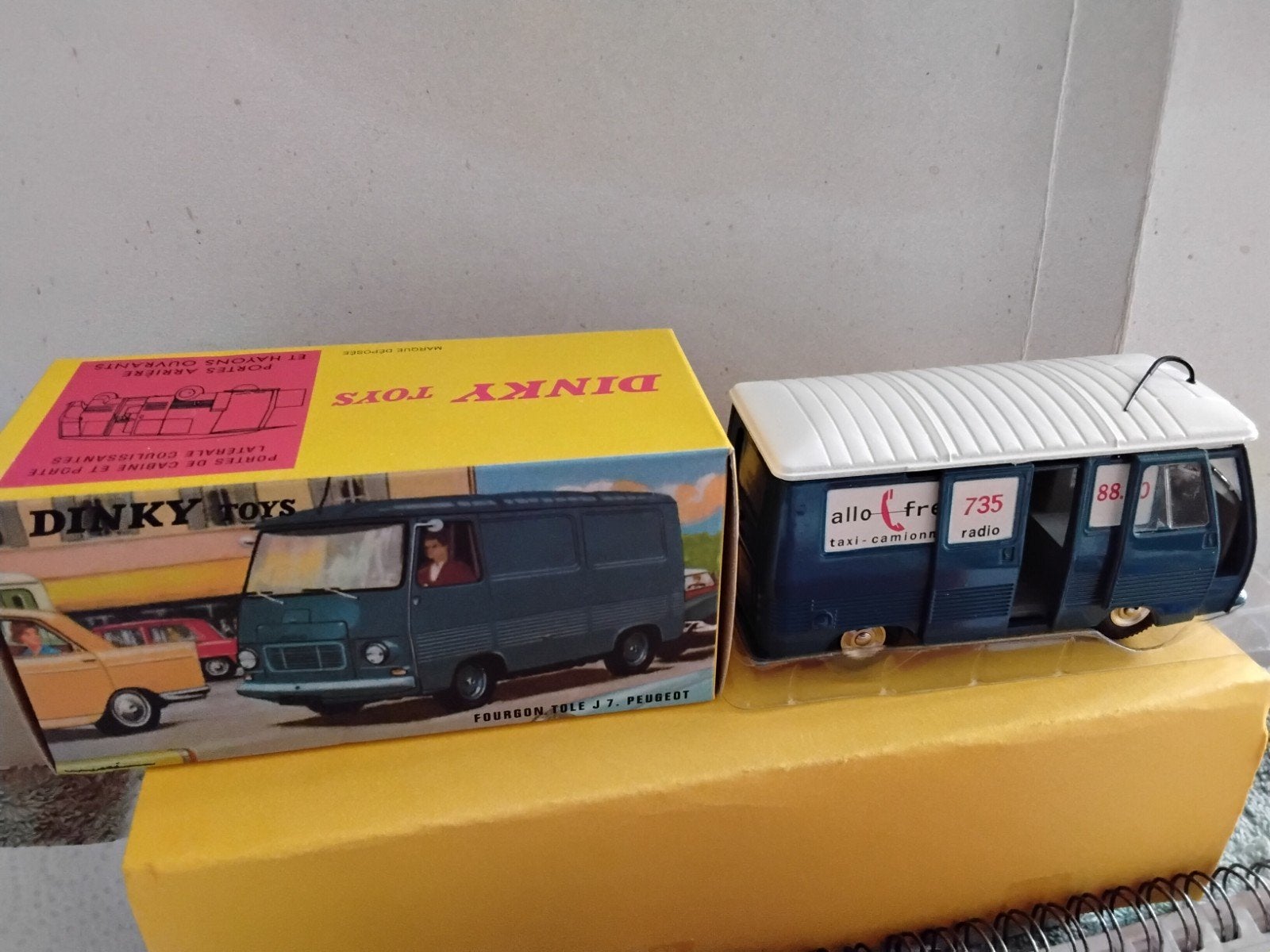 DINKY TOYS ATLAS FOURGON TOLE J 7 PEUGEOT NO 570, Ophalen of Verzenden, Auto, Dinky Toys