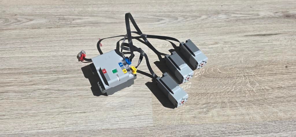 LEGO HUB + 3 x L motoren (88012 + 3 x 88013) ZGAN, Verzenden, Zo goed als nieuw