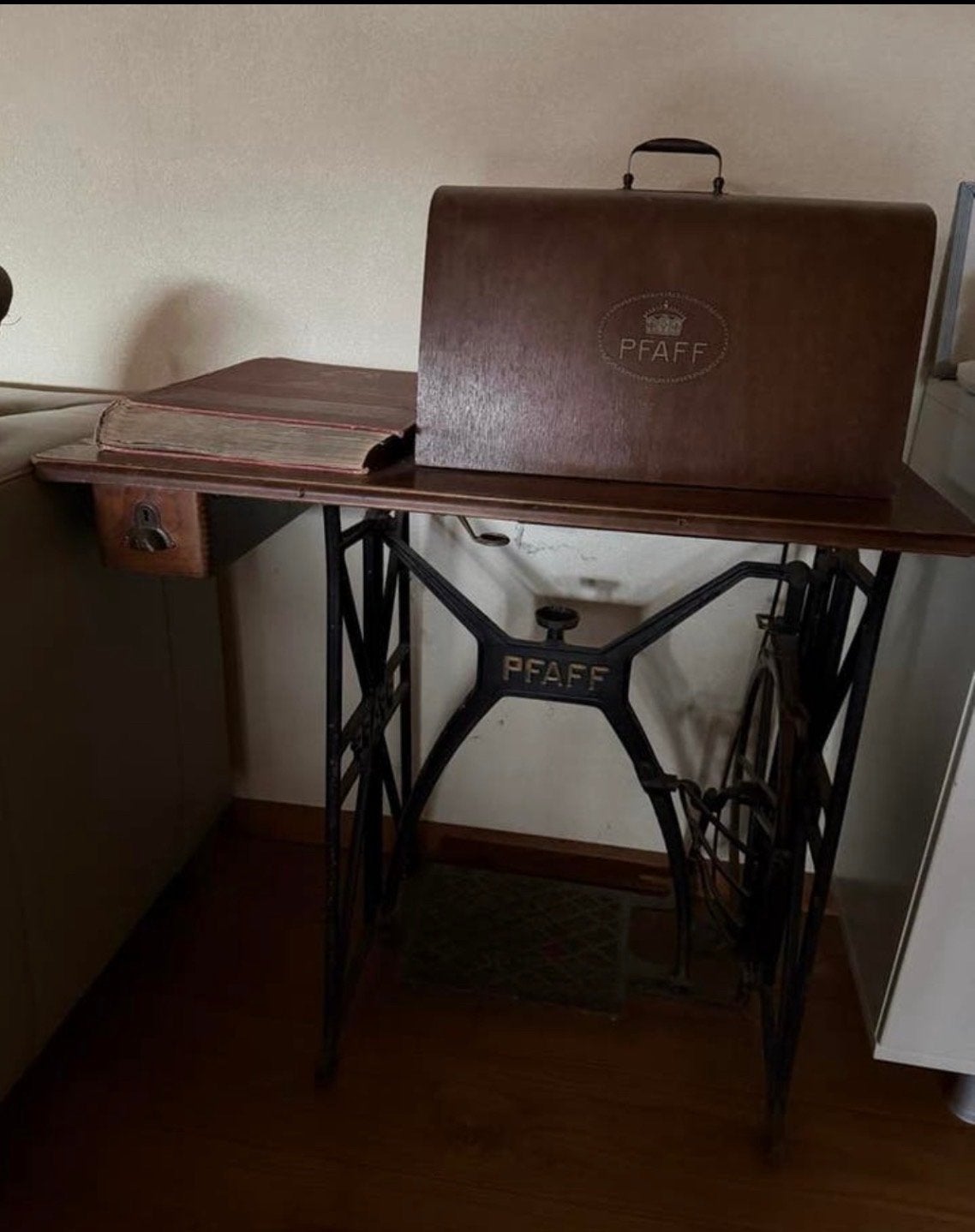 Antieke Pfaff naaimachine met trapmechanisme (riem defect), Ophalen