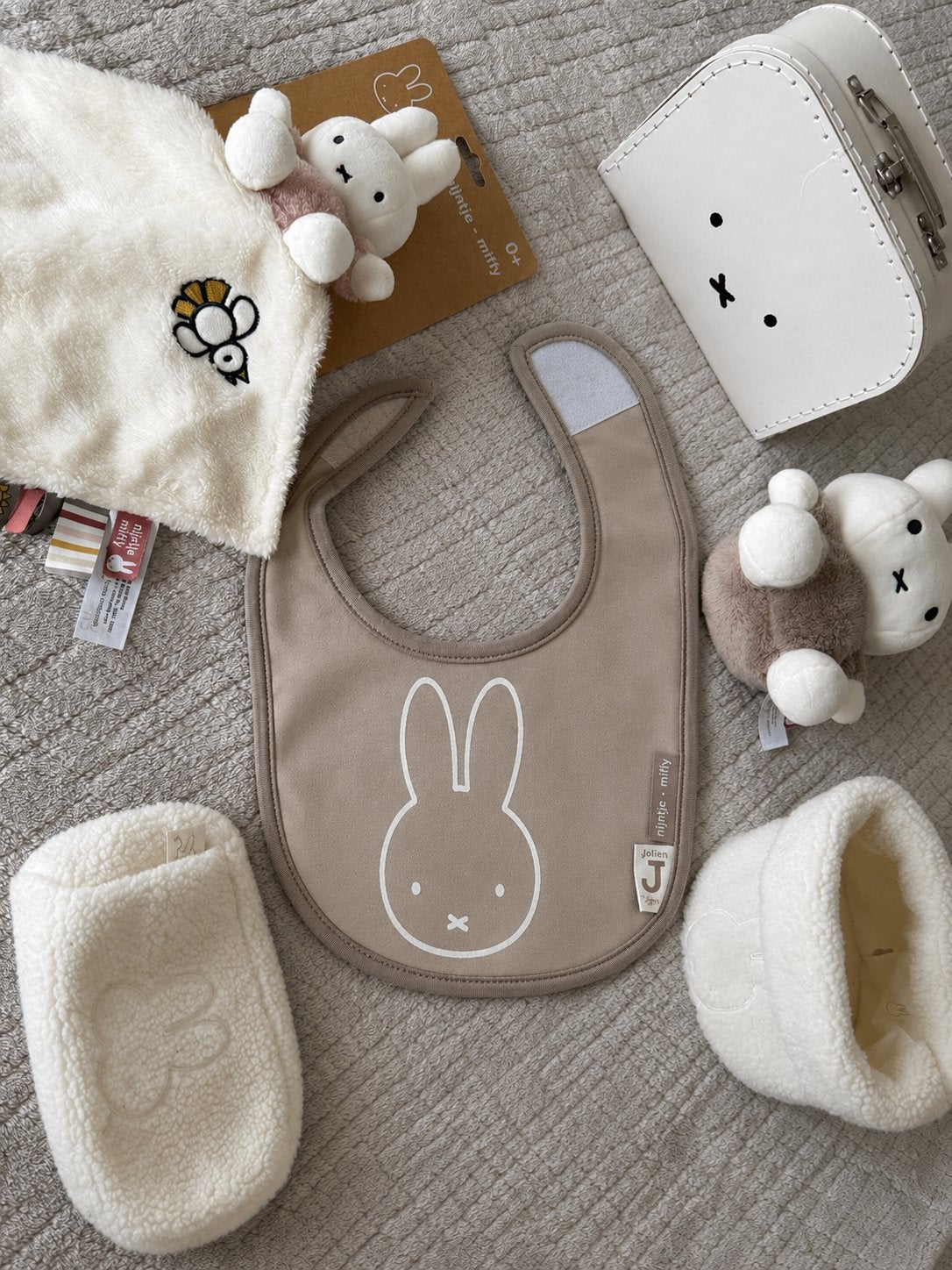 Nijntje babycadeauset: knuffel, slab, koffer, knuffeldoekje, Ophalen, Zo goed als nieuw, Overige typen
