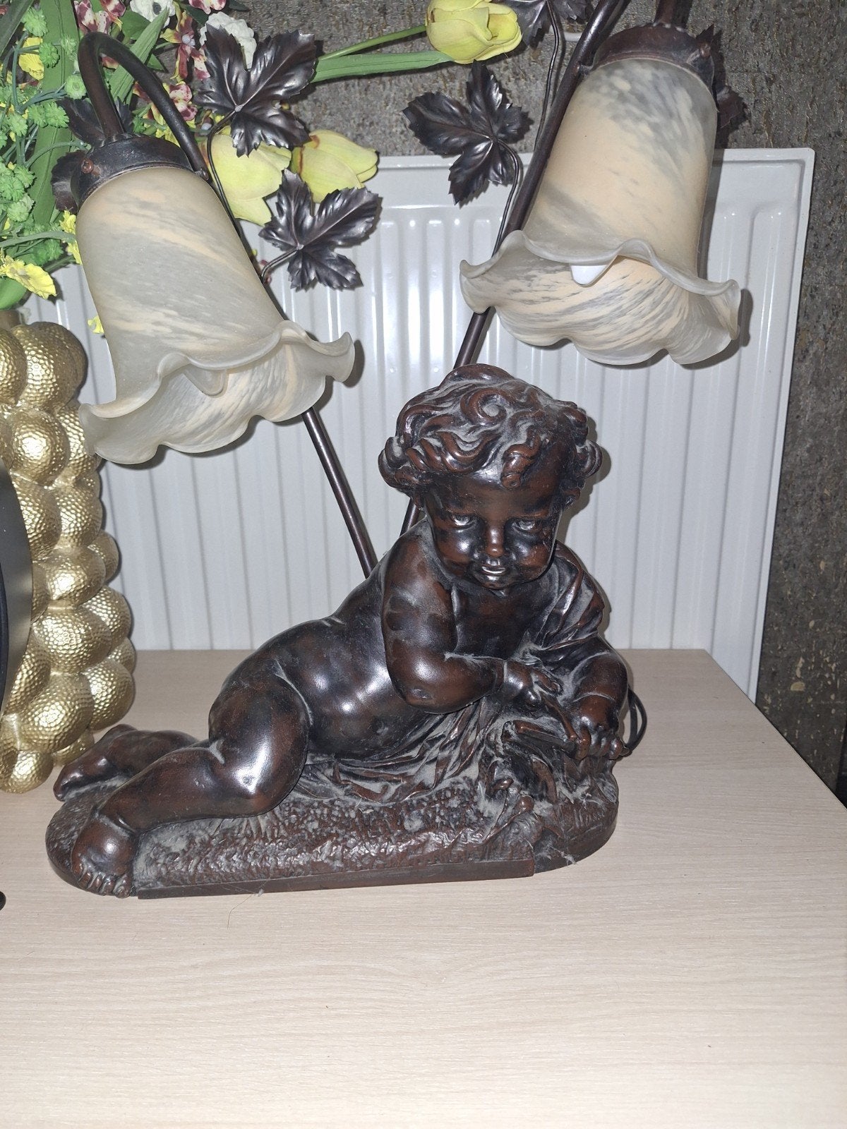 Antieke bronzen lamp met cherubijn en bloemvormige kappen, Antiek en Kunst, Ophalen of Verzenden