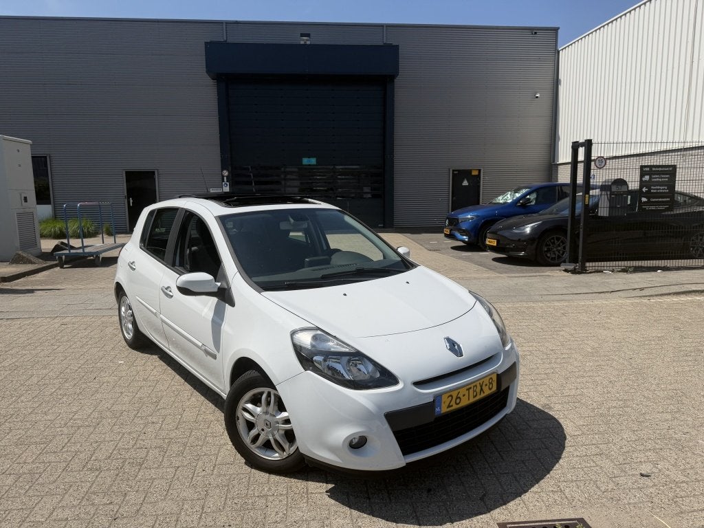 Renault Clio 1.5 dCi Panoramadak|Navigatie|Bleutooth|Clima, Auto's, Startonderbreker, Euro 5, Gebruikt, 4 cilinders