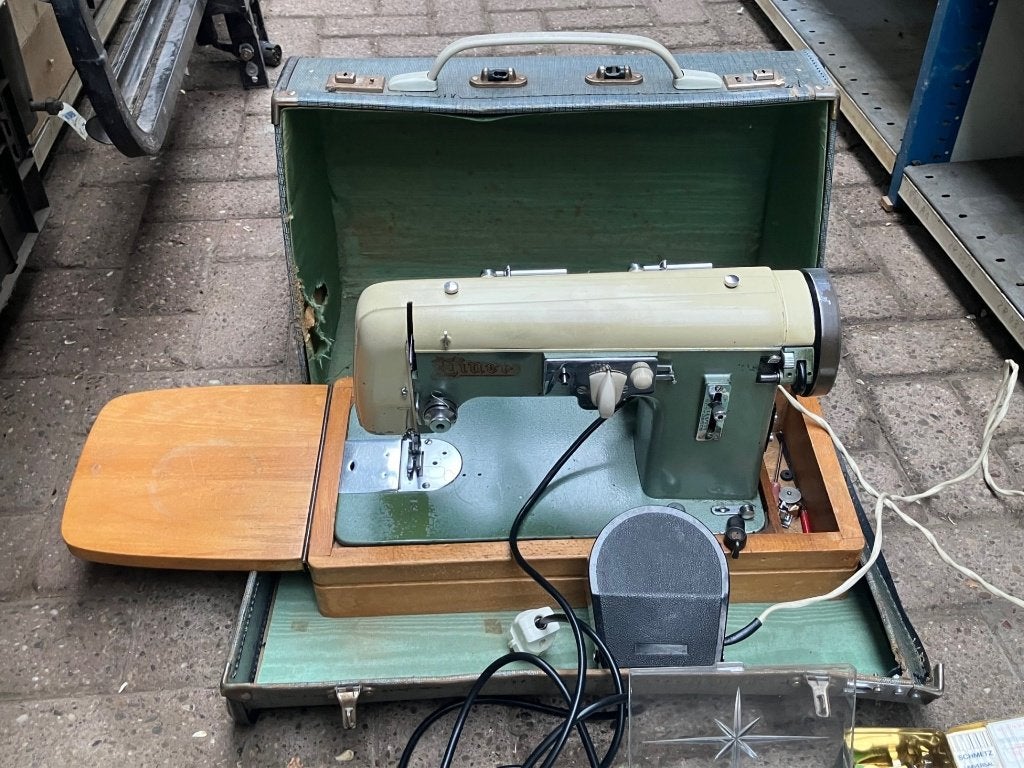 Zeer degelijke. Einer elektrische naaimachine met toebehoren, Ophalen, Gebruikt, Naaimachine, Overige merken