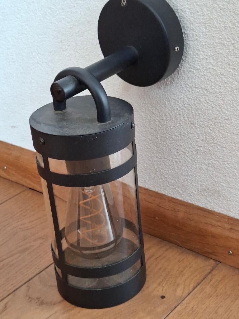 Stijlvolle buitenlamp met gratis spiraallamp, Kunststof, Wandlamp, Ophalen of Verzenden, 50 tot 250 watt