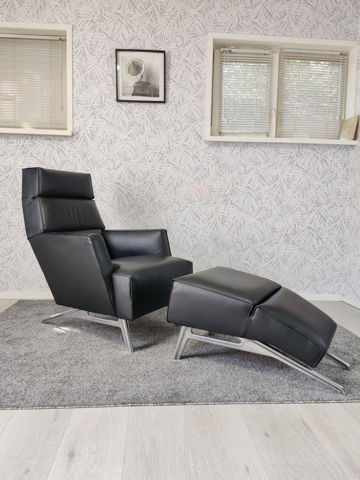 Design on Stock Solo leren design fauteuil met hocker, Modern design, Onbekend, Design on Stock, 75 tot 100 cm