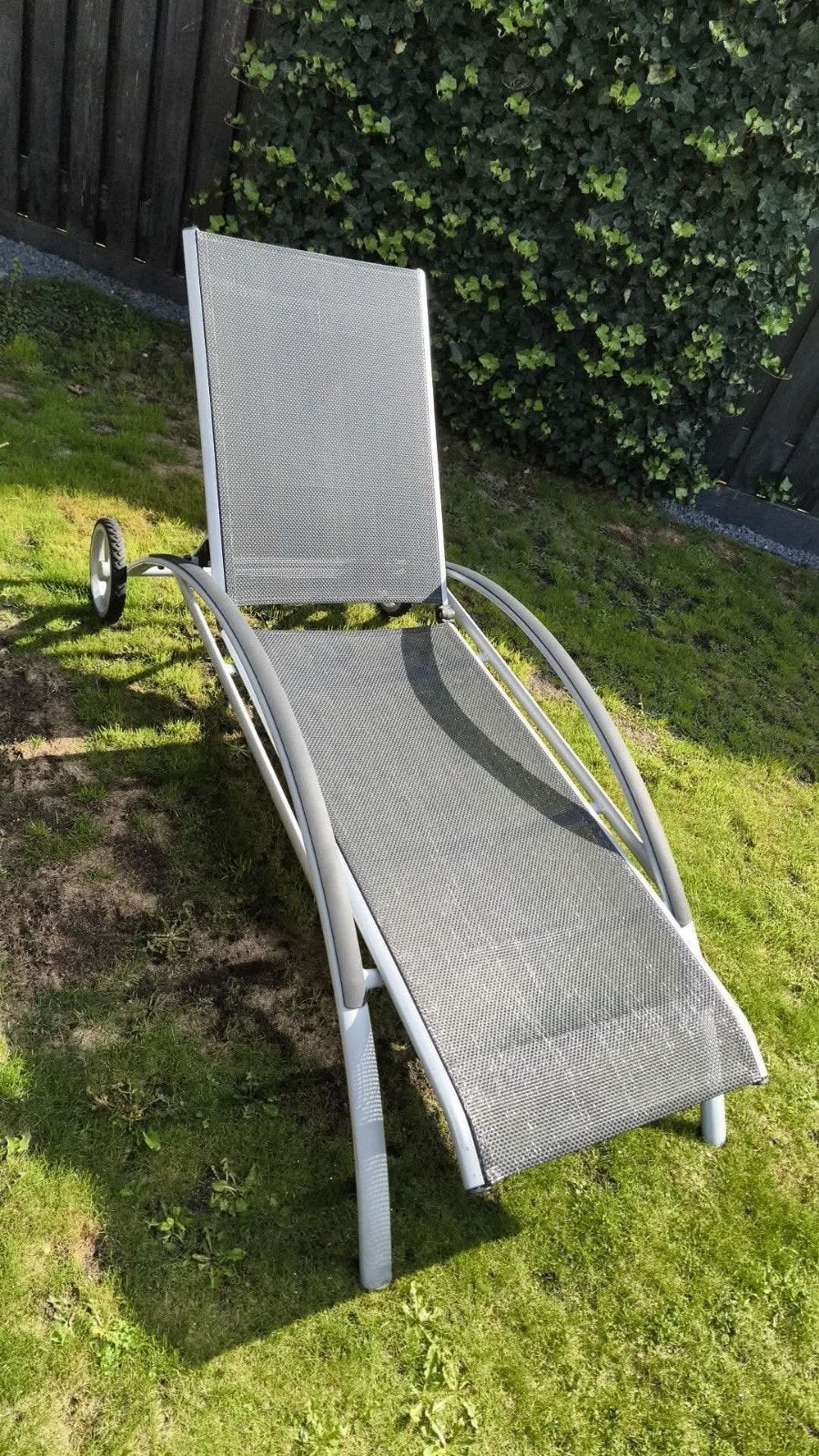 Ligbed met wielen en verstelbare rugleuning, Ophalen of Verzenden, Gebruikt, Metaal, Verstelbaar