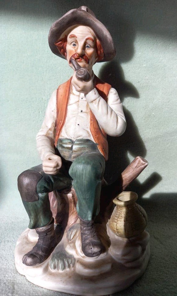 Vintage Porseleinen Beeldje: Zittende Man met Pijp, Antiek en Kunst, Ophalen
