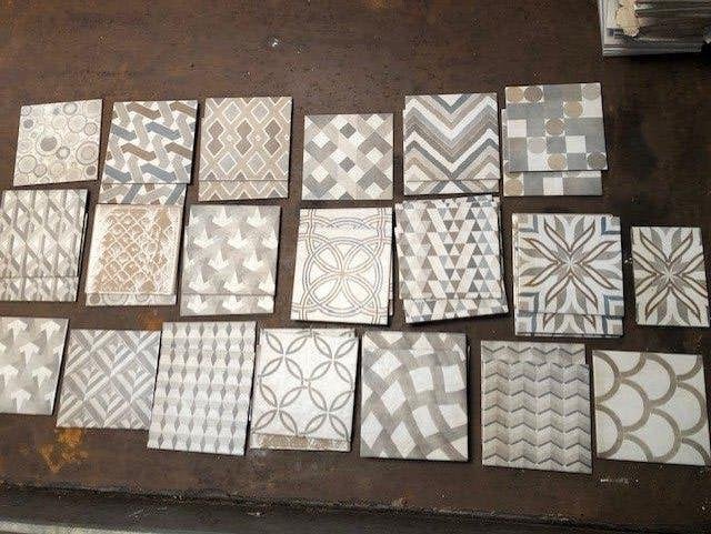 Tegel , diverse kleuren en motieven . totaal 47 stuks . maat, Ophalen, Nieuw, 20 tot 40 cm, Minder dan 5 m²