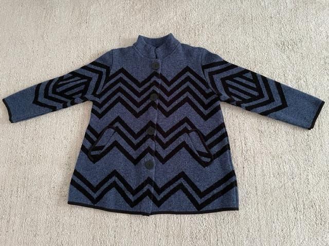 Damesvest in blauw met zwart patroon, maat 44, zgan, Blauw, Maat 42/44 (L), Ophalen of Verzenden, Zo goed als nieuw