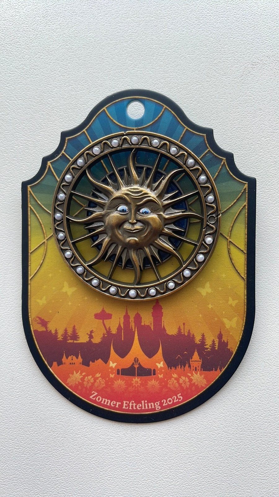 Efteling pin Zomer Efteling 2025 EPP 495 op kaartje, Verzenden, Nieuw, Button of Speldje