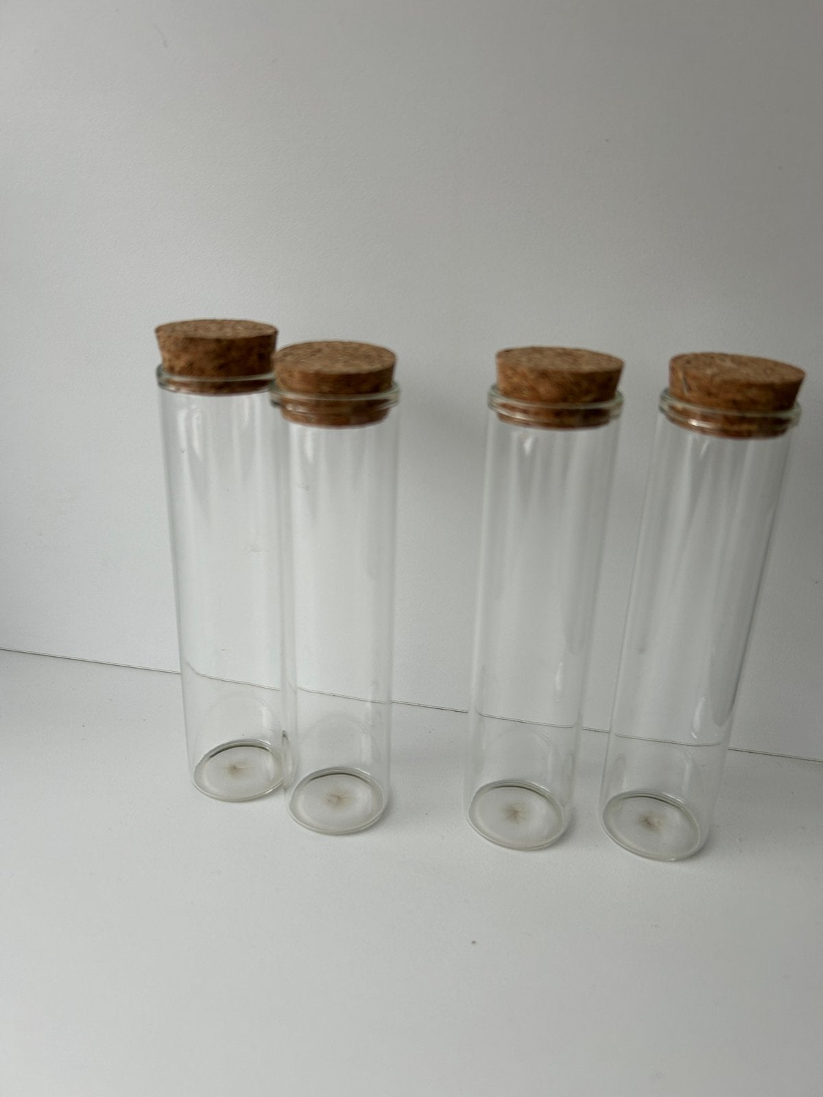 Set van 4 kleine glazen buisjes met kurk, Ophalen of Verzenden