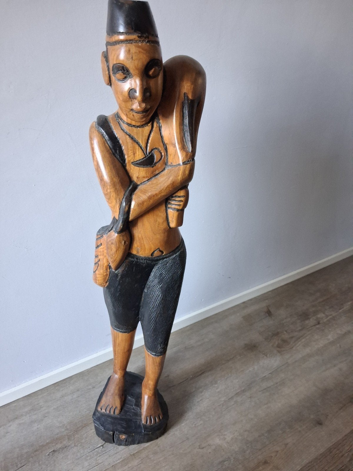Rosehouten beeld van jager, 72 cm hoog, 4,3 kg, Antiek en Kunst, Handgemaakt, Beeld, Hout, Bruin