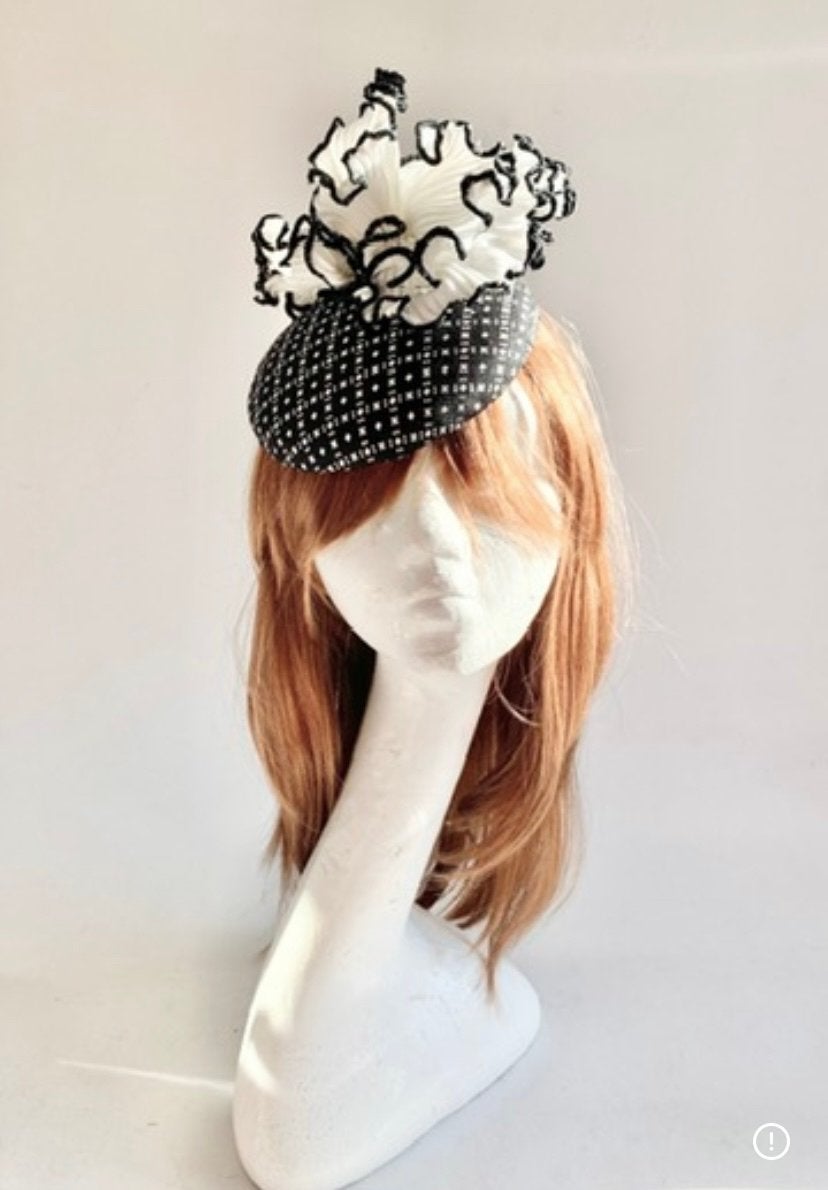 Handgemaakte Percher Hoed Zwart-Wit met Ruches aan kam, Kleding | Dames, Ophalen of Verzenden, Zo goed als nieuw, One size fits all