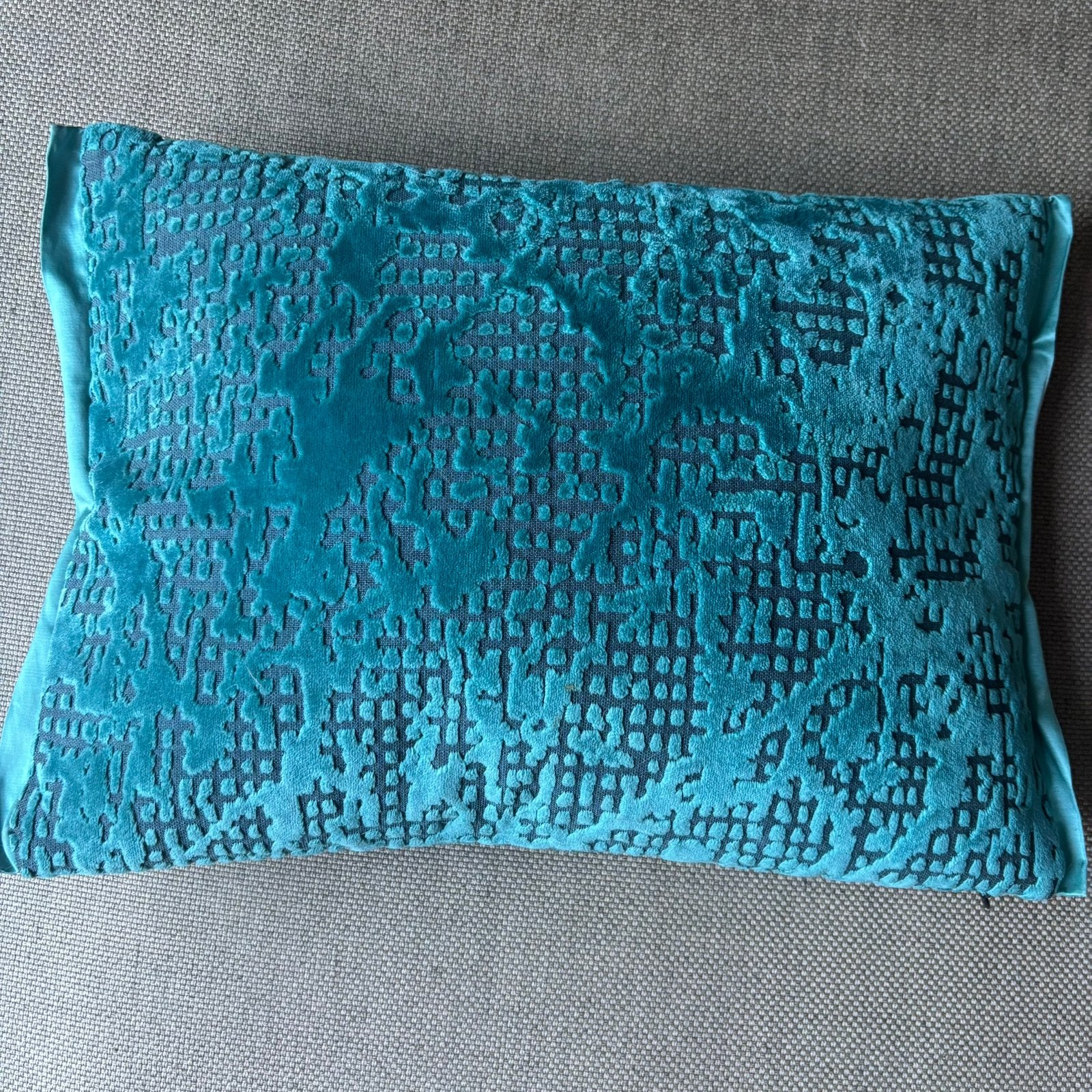 Designers Guild Kussen - Turquoise met Patroon, Ophalen of Verzenden, Zo goed als nieuw, Blauw, Rechthoekig