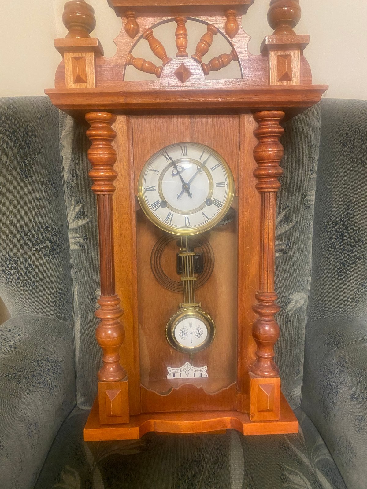 Antieke houten tafelklok met slinger, Ophalen