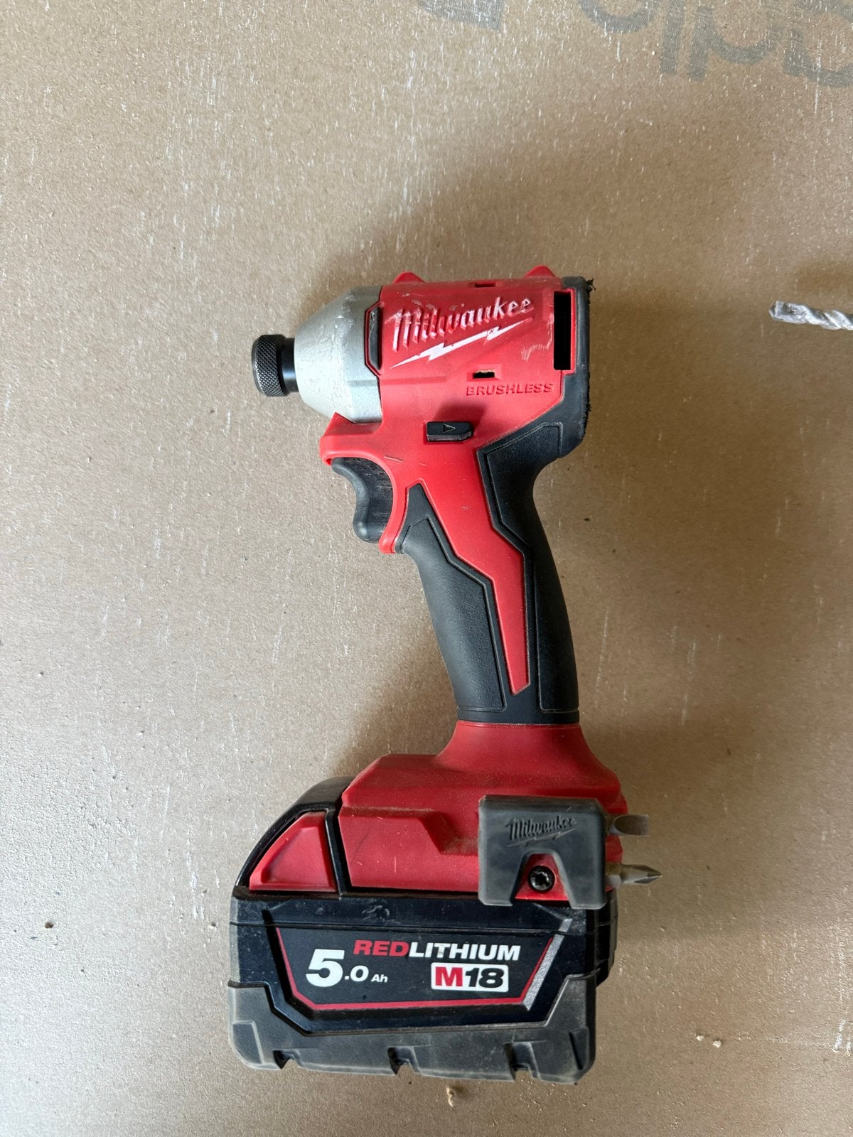 Milwaukee M18 slagschroevendraaier met 5.0 Ah accu, Gebruikt, Variabele snelheid, Ophalen of Verzenden, Boor- en Schroefmachine