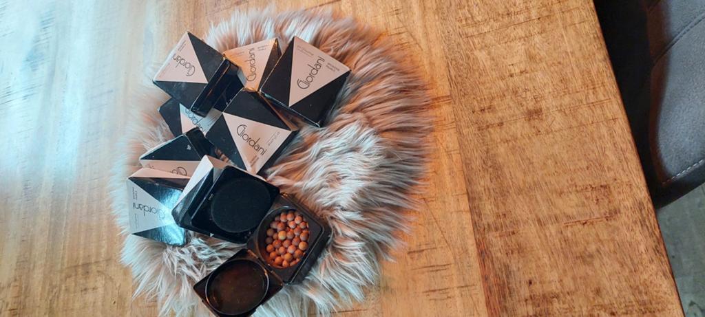 Oriflame poederparels  nieuw zonder prijskaartje, Ophalen of Verzenden, Nieuw, Gehele gezicht, Make-up