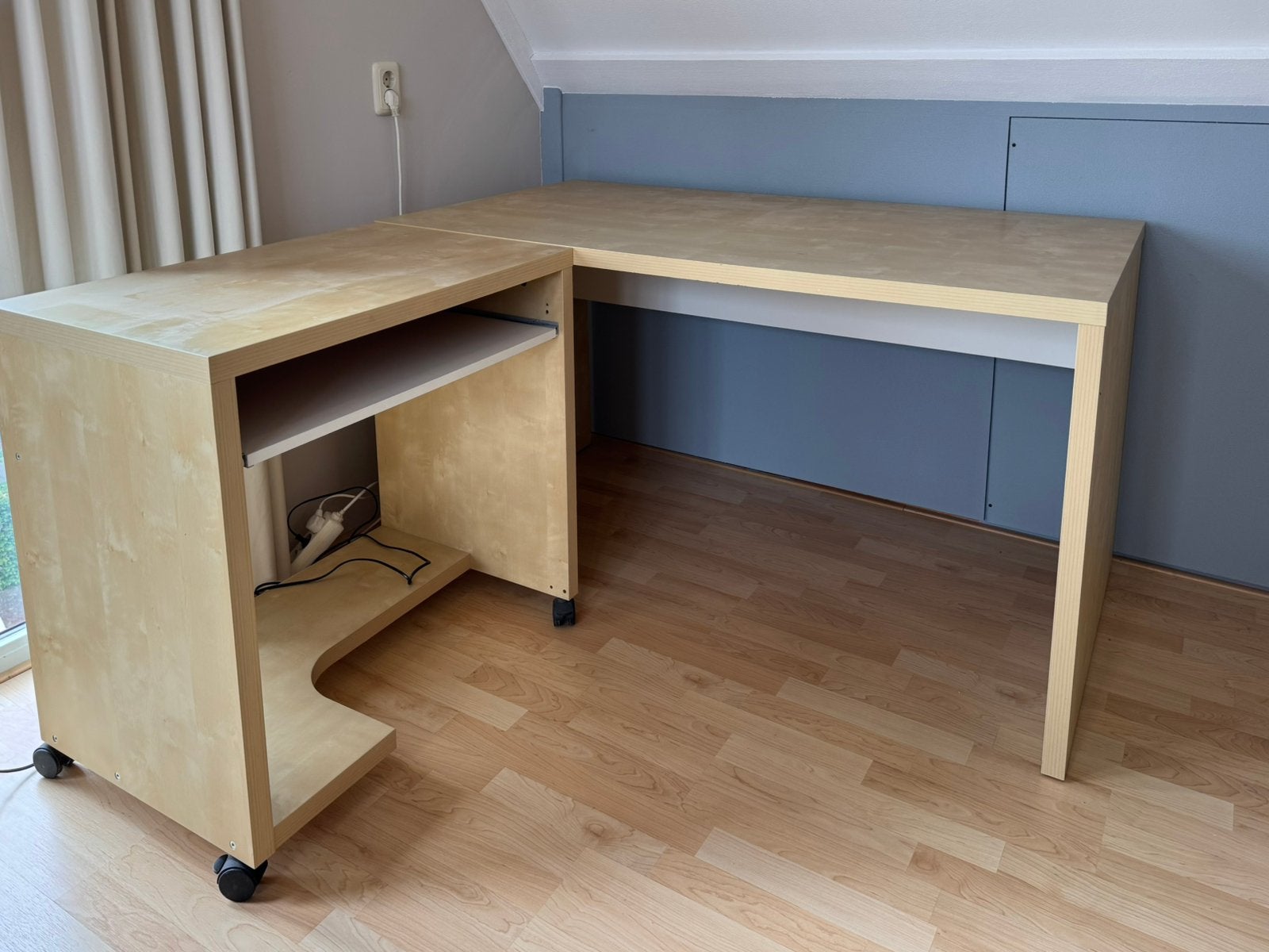 Gratis af te halen: Ikea bureau + computertafel, Huis en Inrichting, Bureaus, Ophalen, Hout, Zo goed als nieuw, IKEA