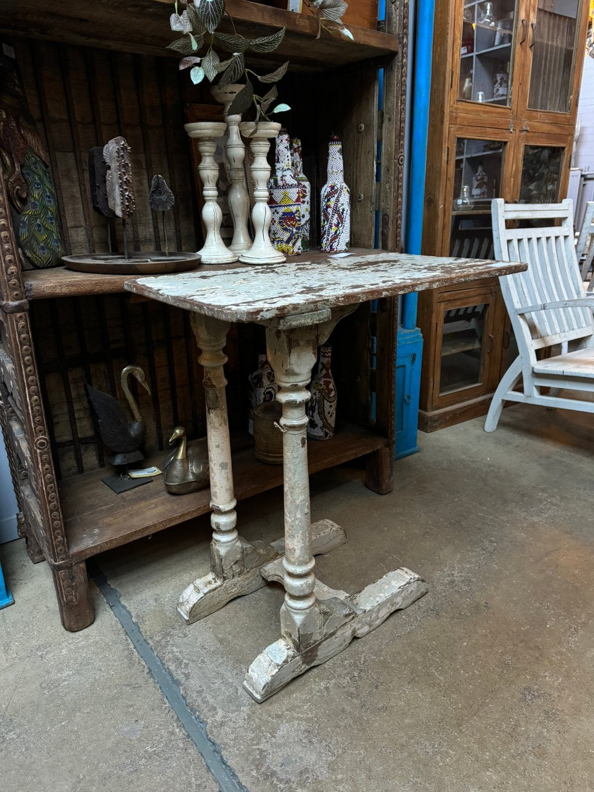 Vintage teakhouten bijzettafel met oude witte patina, Ophalen of Verzenden, Gebruikt